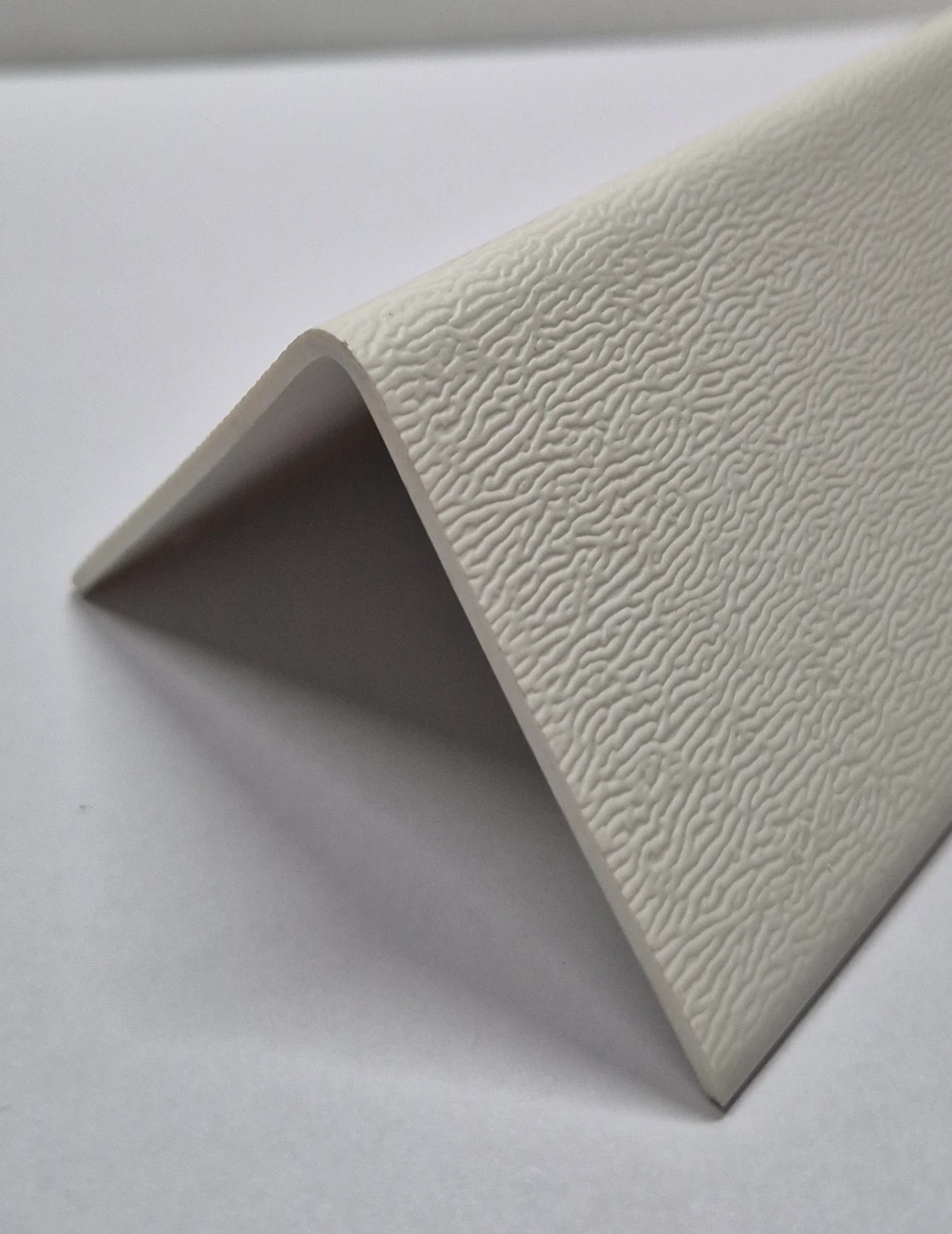 5x5 cm ölçülerinde plastik duvar köşe koruyucu profil